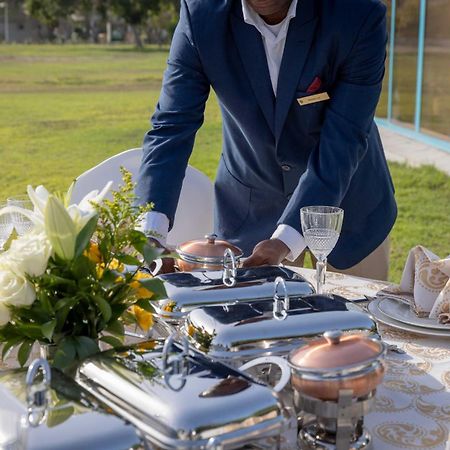インターコンチネンタル アル ジュバイル Al Al Jubail エクステリア 写真 A catering assistant at a wedding