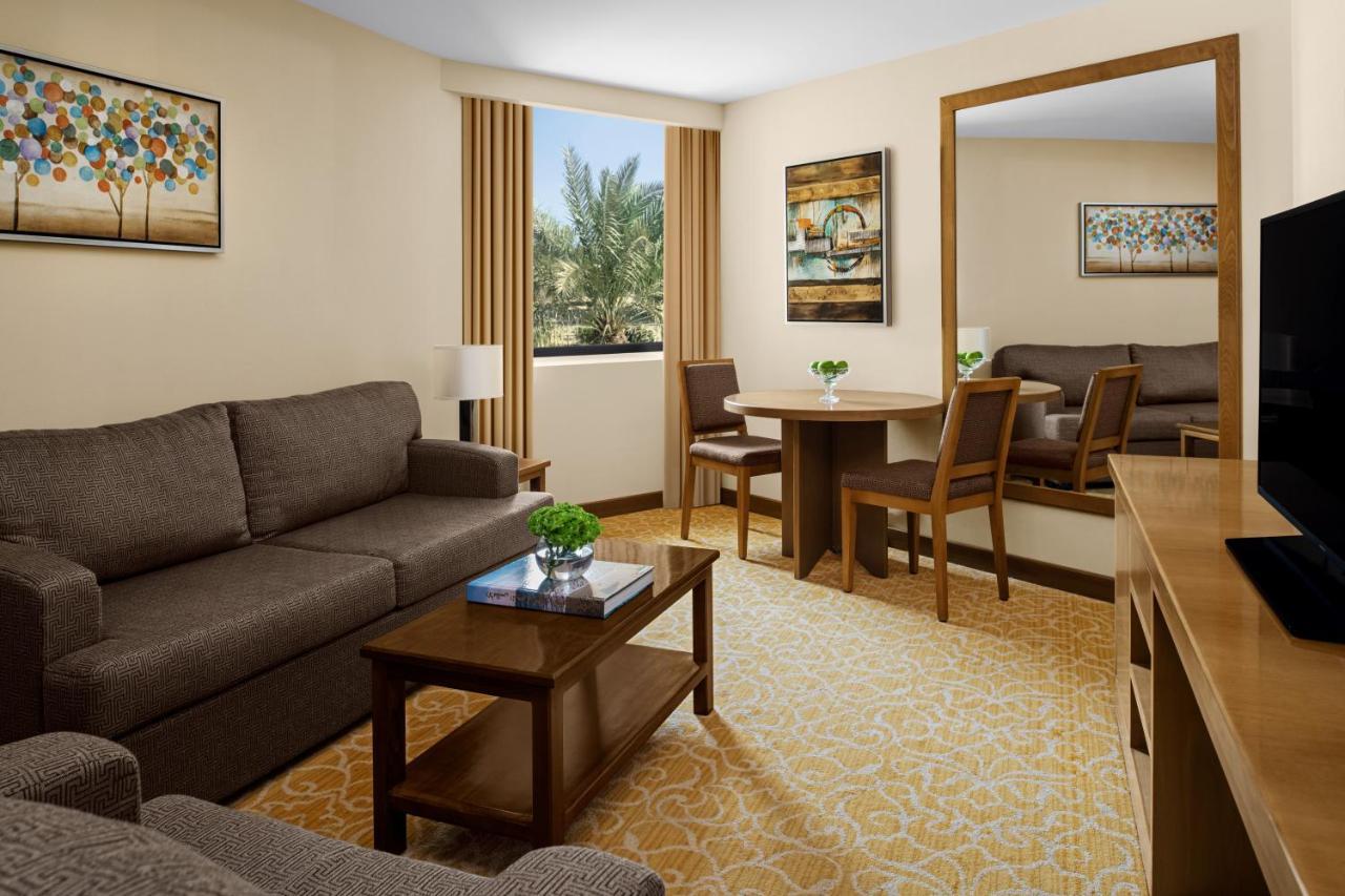 インターコンチネンタル アル ジュバイル Al Al Jubail エクステリア 写真 A typical suite at the Hilton San Francisco
