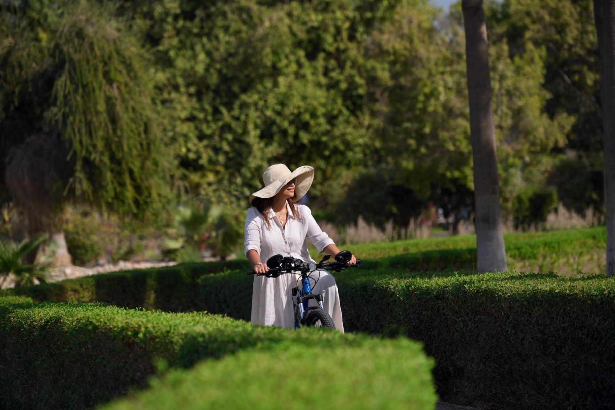 インターコンチネンタル アル ジュバイル Al Al Jubail エクステリア 写真 A woman in the park