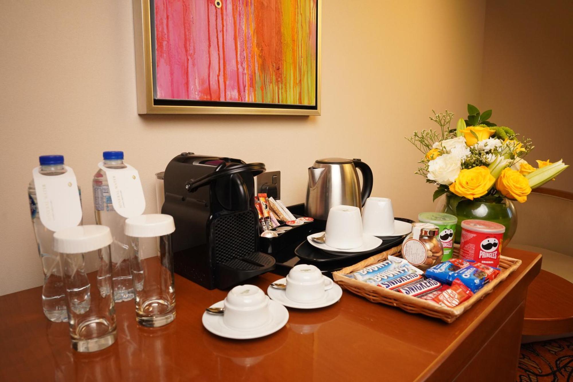 インターコンチネンタル アル ジュバイル Al Al Jubail エクステリア 写真 A coffee station in a hotel room