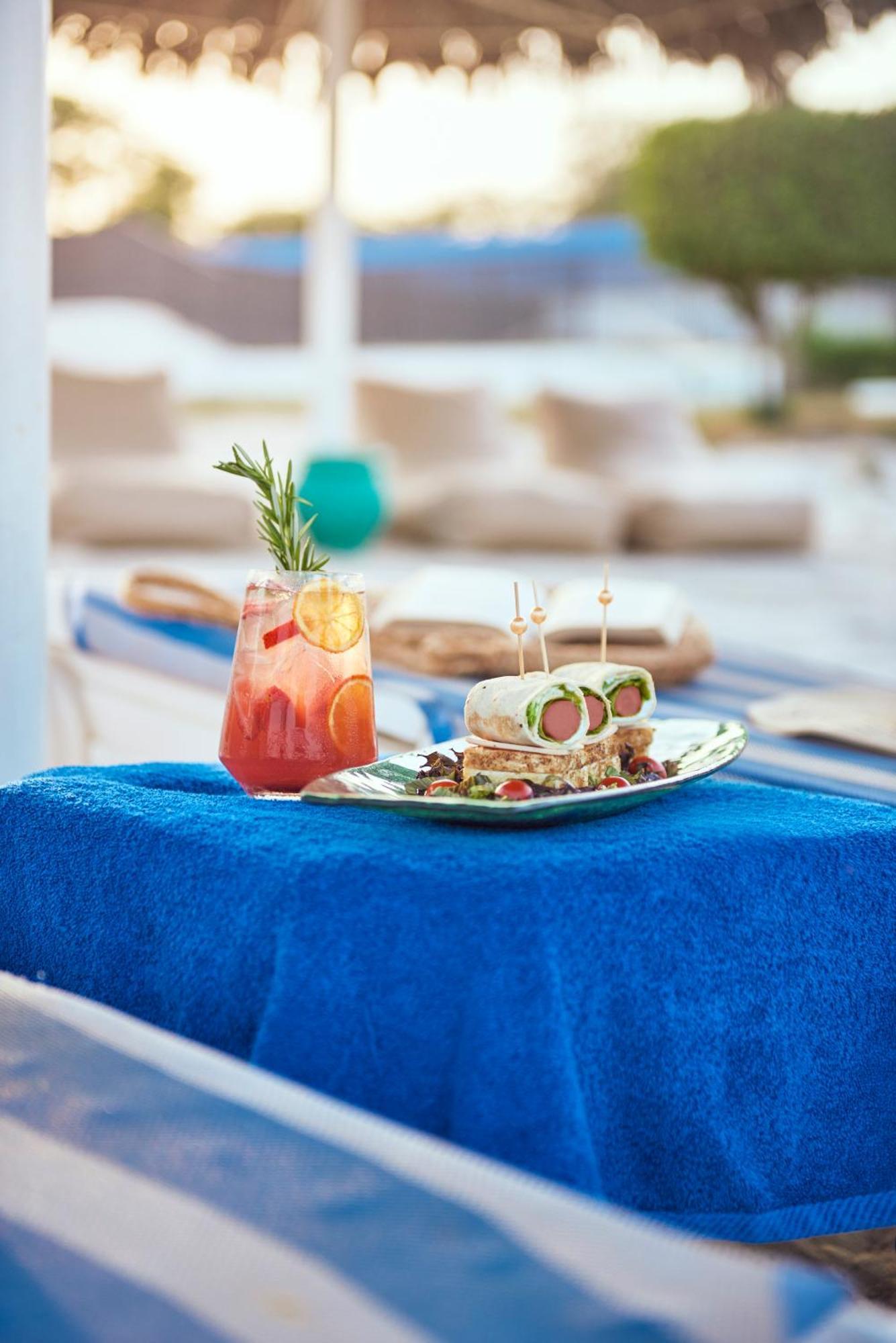 インターコンチネンタル アル ジュバイル Al Al Jubail エクステリア 写真 A typical poolside snack