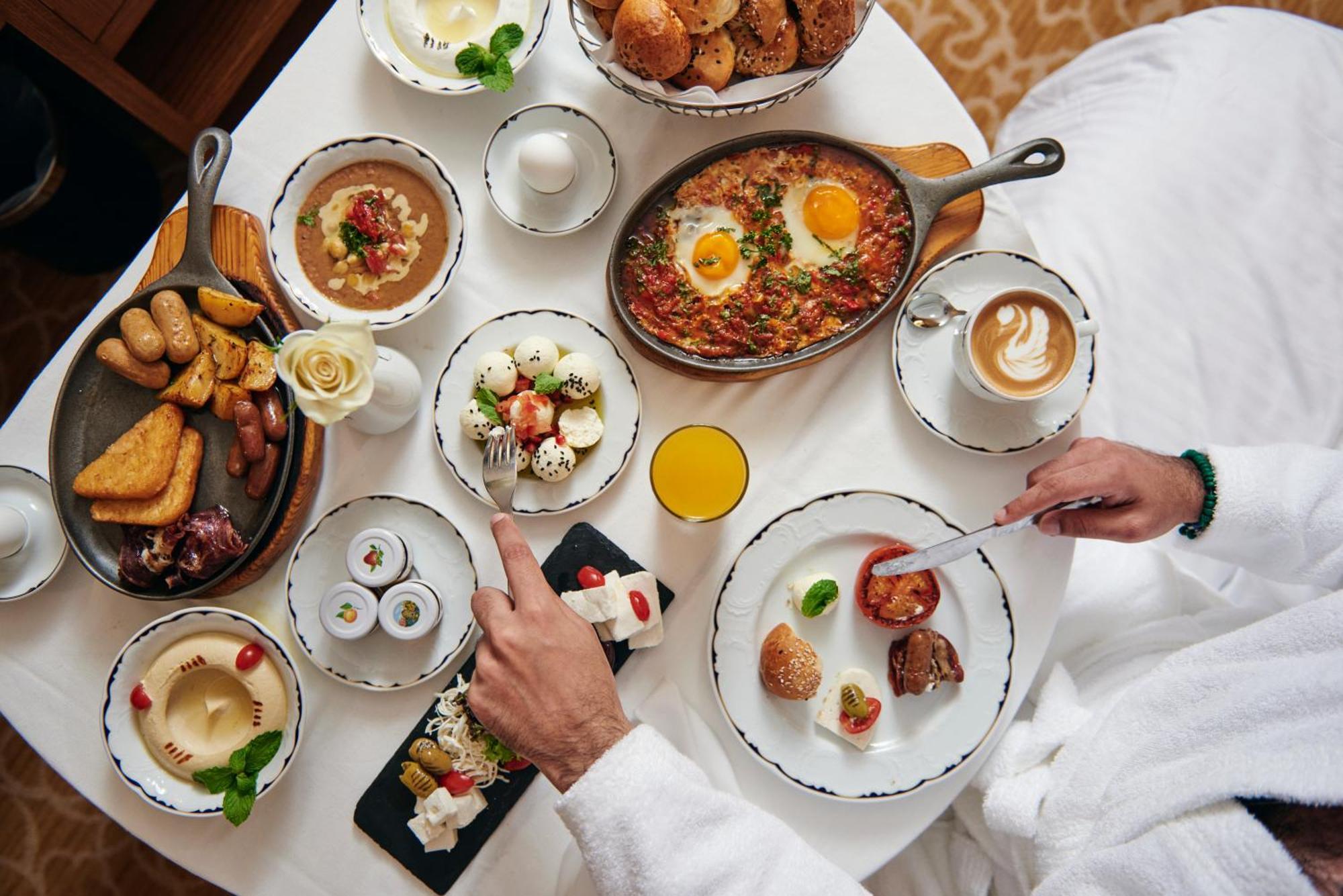 インターコンチネンタル アル ジュバイル Al Al Jubail エクステリア 写真 A traditional Emirati breakfast