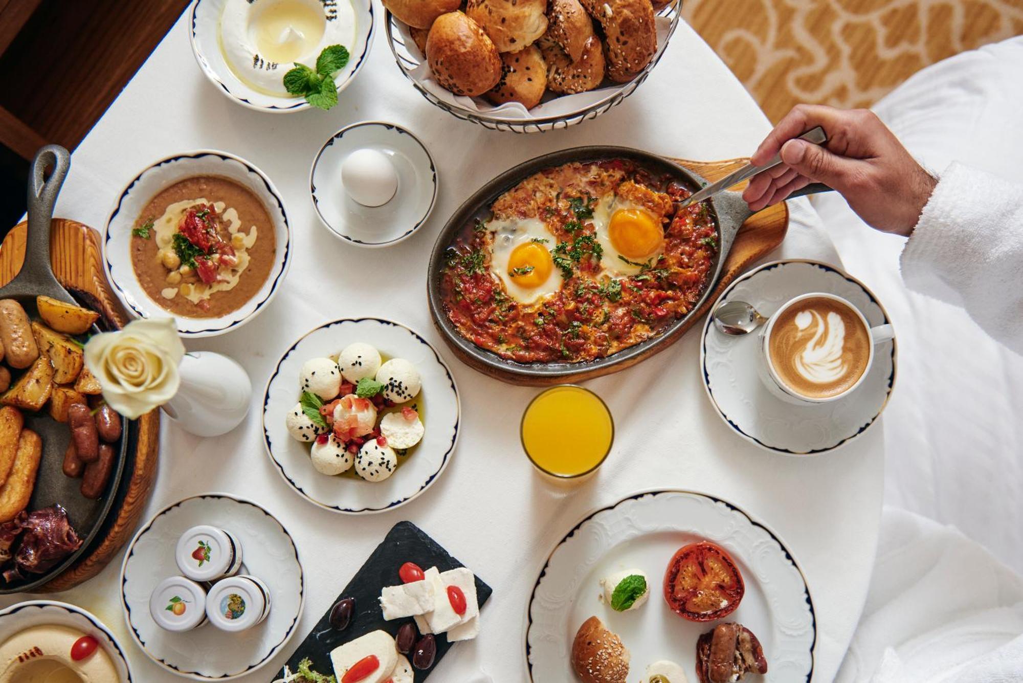 インターコンチネンタル アル ジュバイル Al Al Jubail エクステリア 写真 A typical breakfast at the Emirates Palace