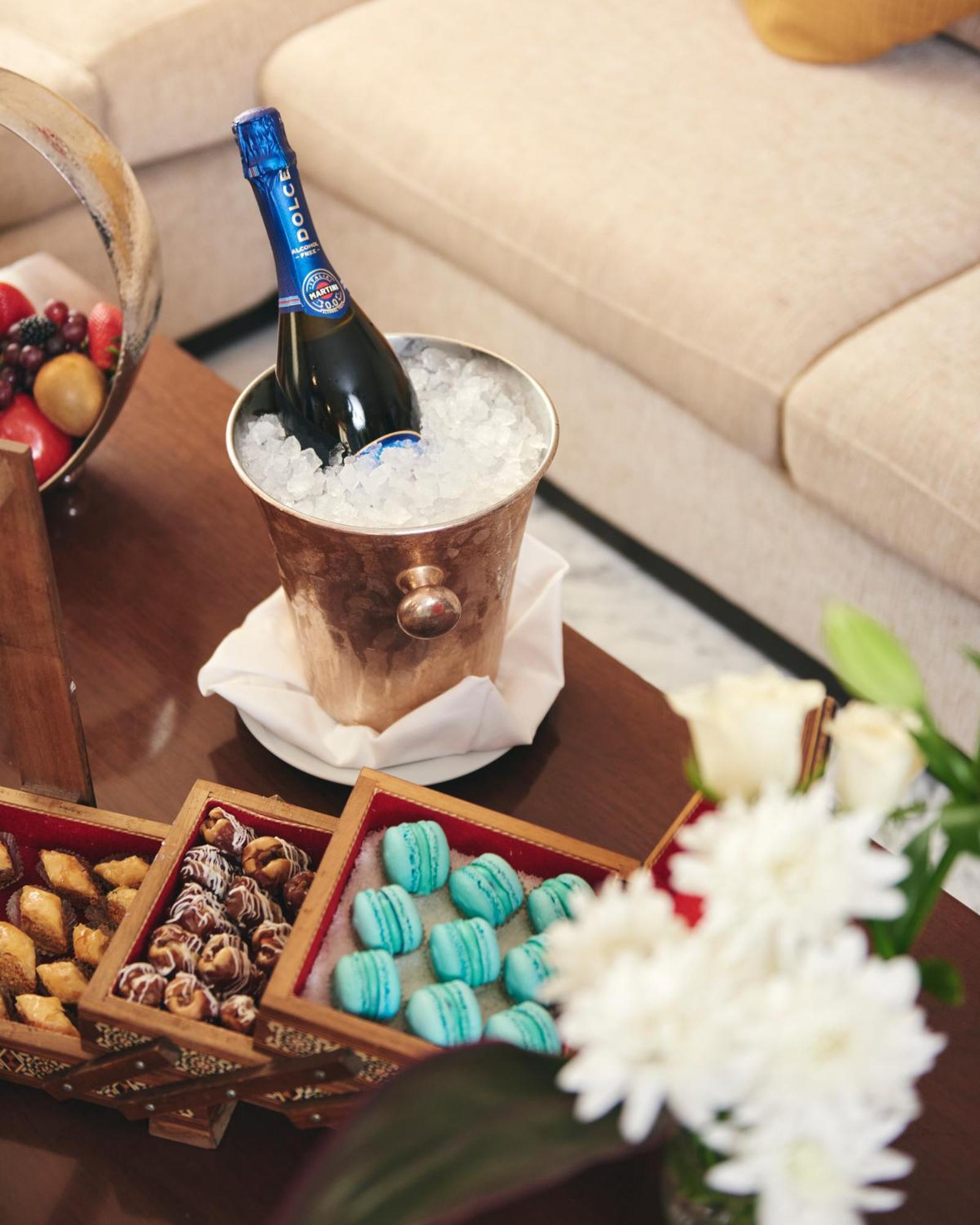 インターコンチネンタル アル ジュバイル Al Al Jubail エクステリア 写真 A bottle of champagne in a champagne bucket