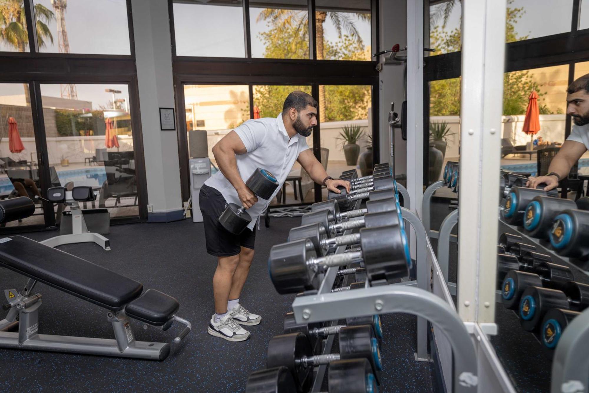 インターコンチネンタル アル ジュバイル Al Al Jubail エクステリア 写真 A man lifting weights