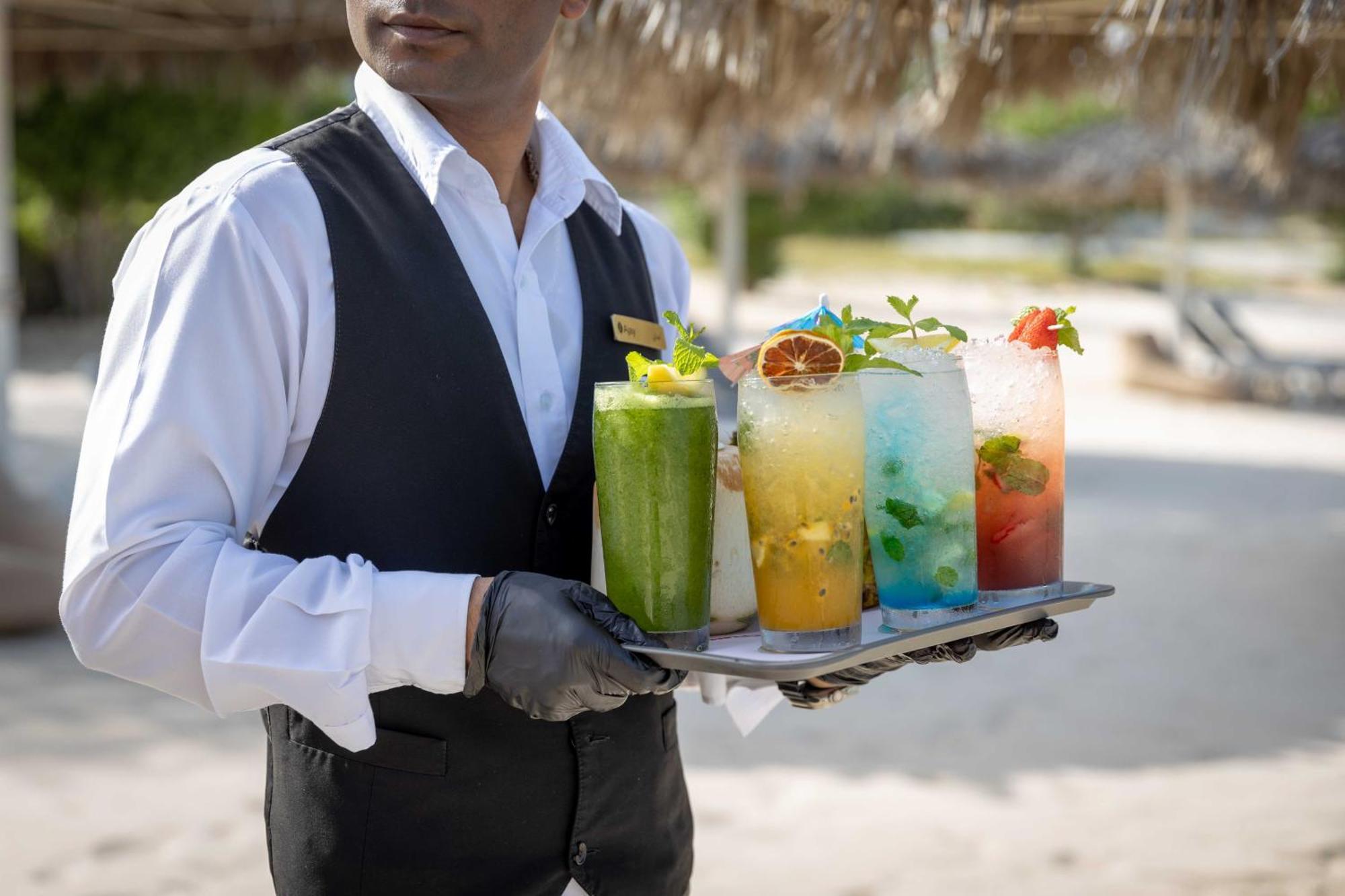 インターコンチネンタル アル ジュバイル Al Al Jubail エクステリア 写真 A waiter serving drinks