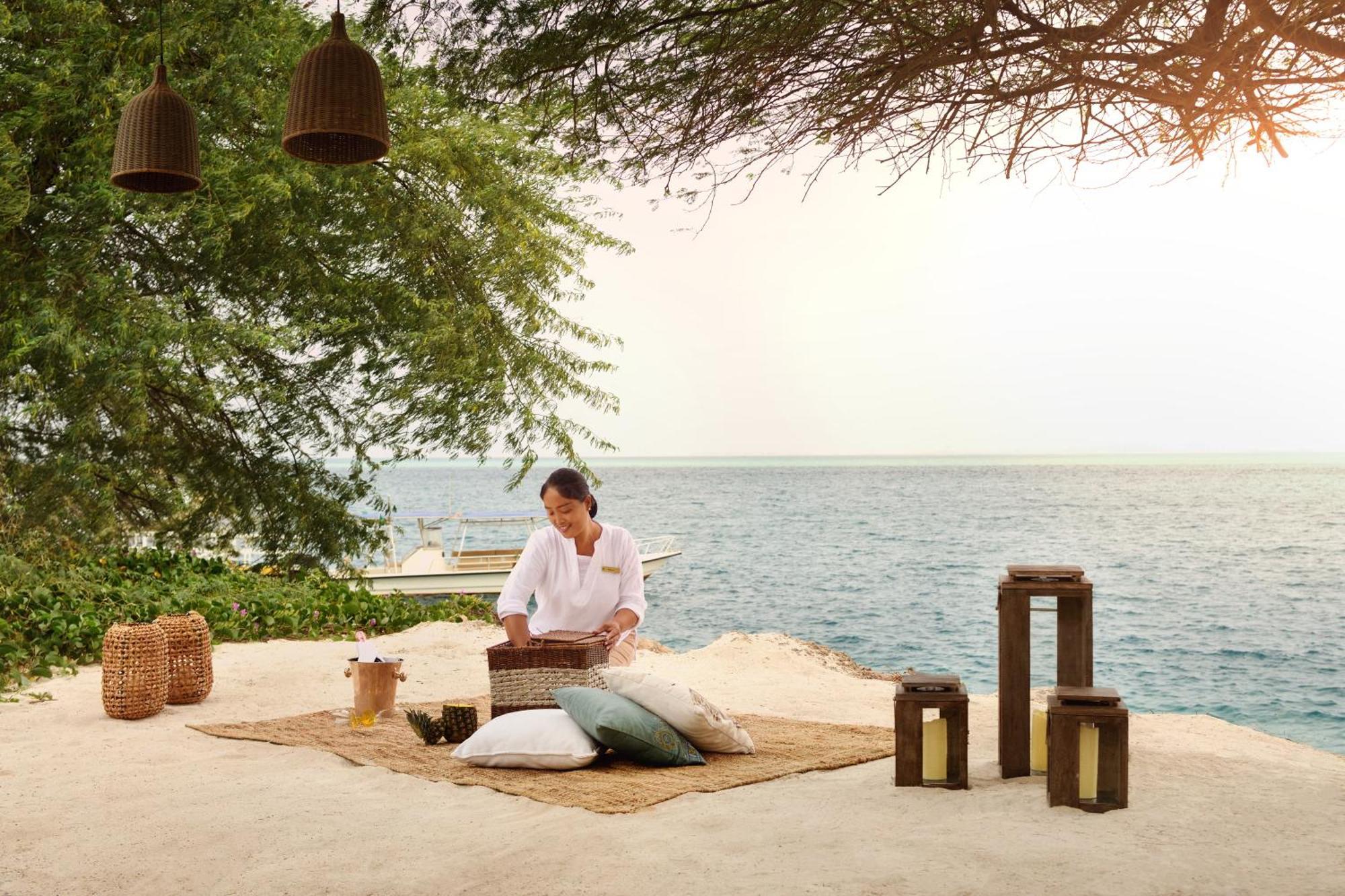 インターコンチネンタル アル ジュバイル Al Al Jubail エクステリア 写真 A Thai massage at the Four Seasons Resort, Maldives