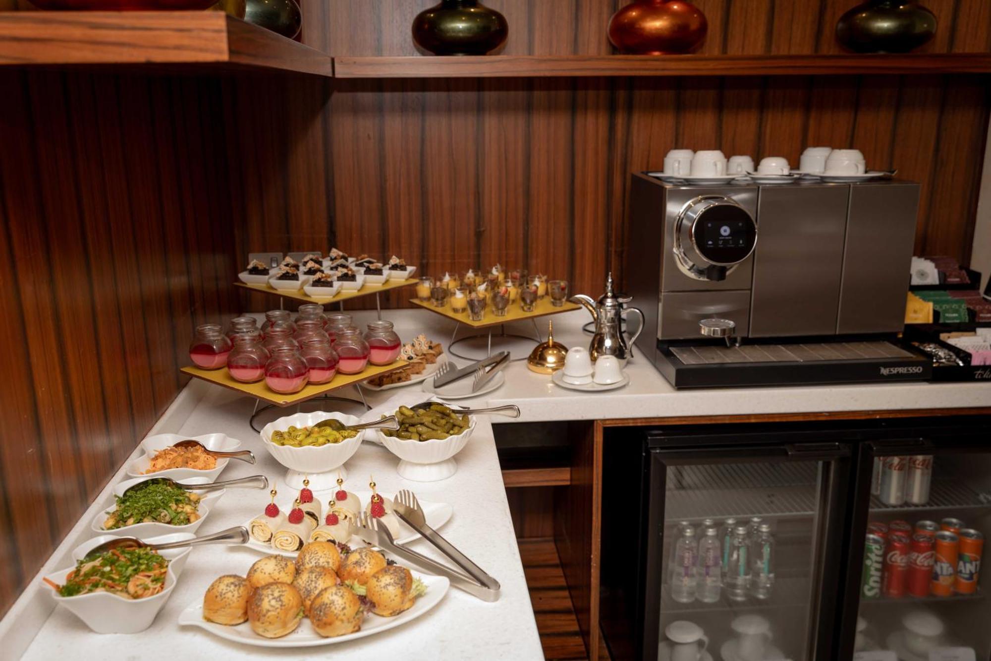 インターコンチネンタル アル ジュバイル Al Al Jubail エクステリア 写真 A coffee machine in a hotel