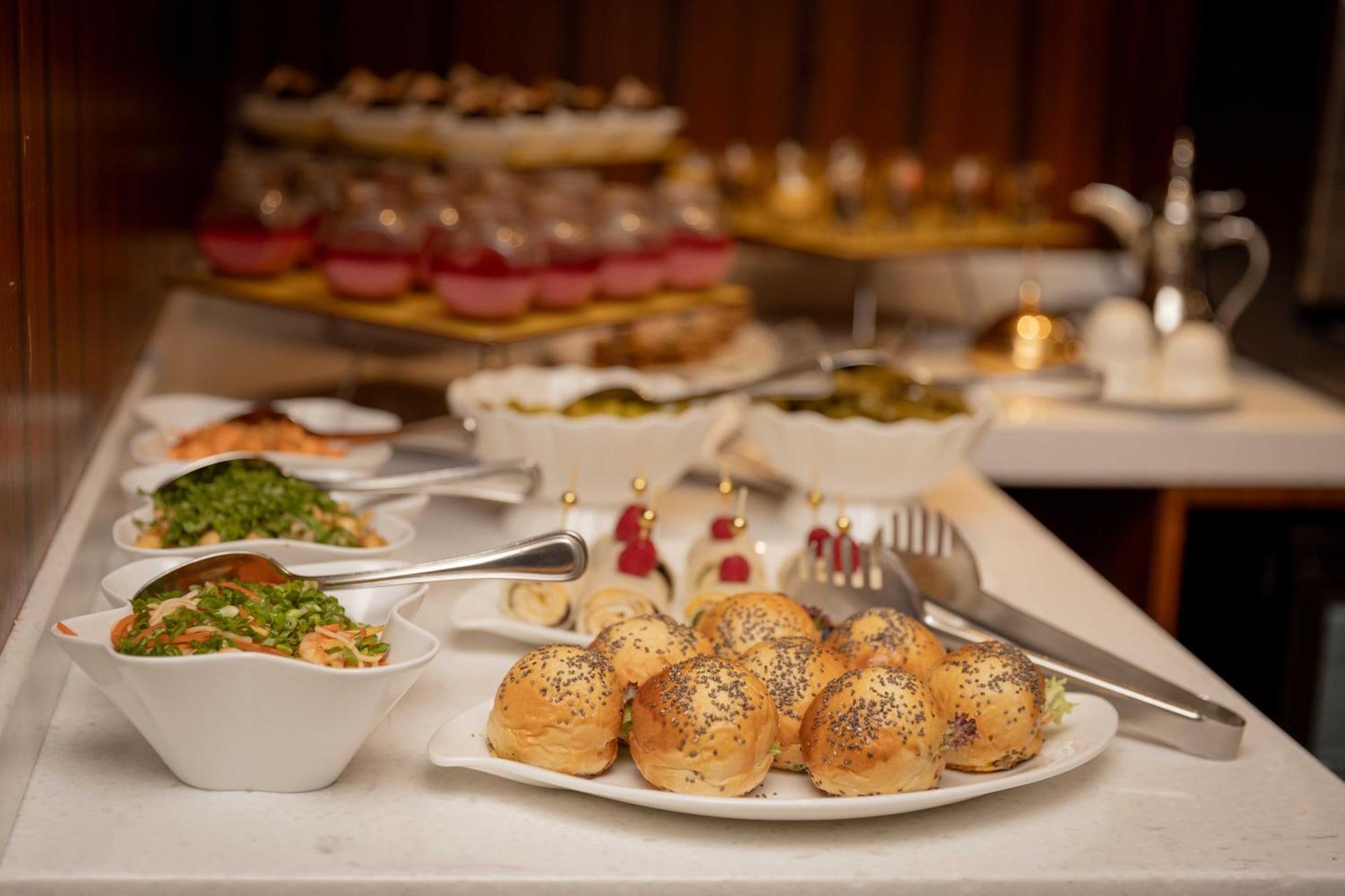 インターコンチネンタル アル ジュバイル Al Al Jubail エクステリア 写真 A buffet at a hotel