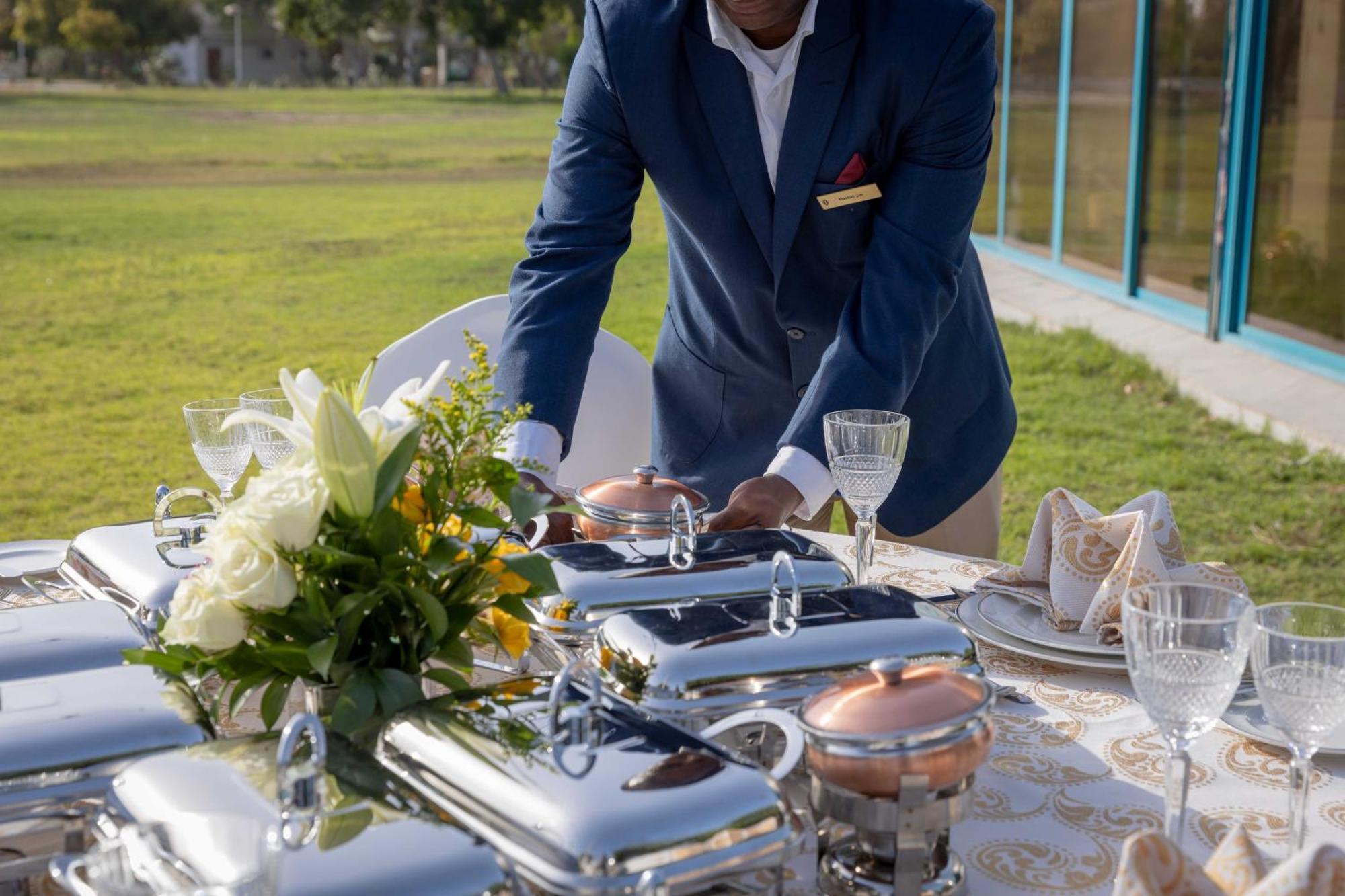 インターコンチネンタル アル ジュバイル Al Al Jubail エクステリア 写真 A catering assistant at a wedding
